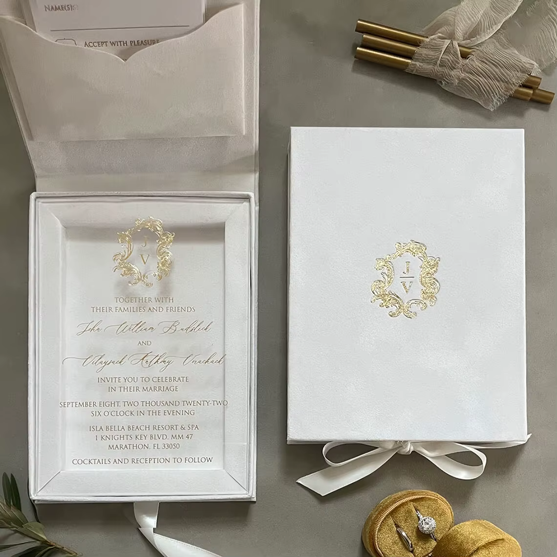 Luxury White Cream Velvet Acrylic Gold Foil Wedding Invitation Box Set Monogram RSVP Ribbon Pocket Custom Printing