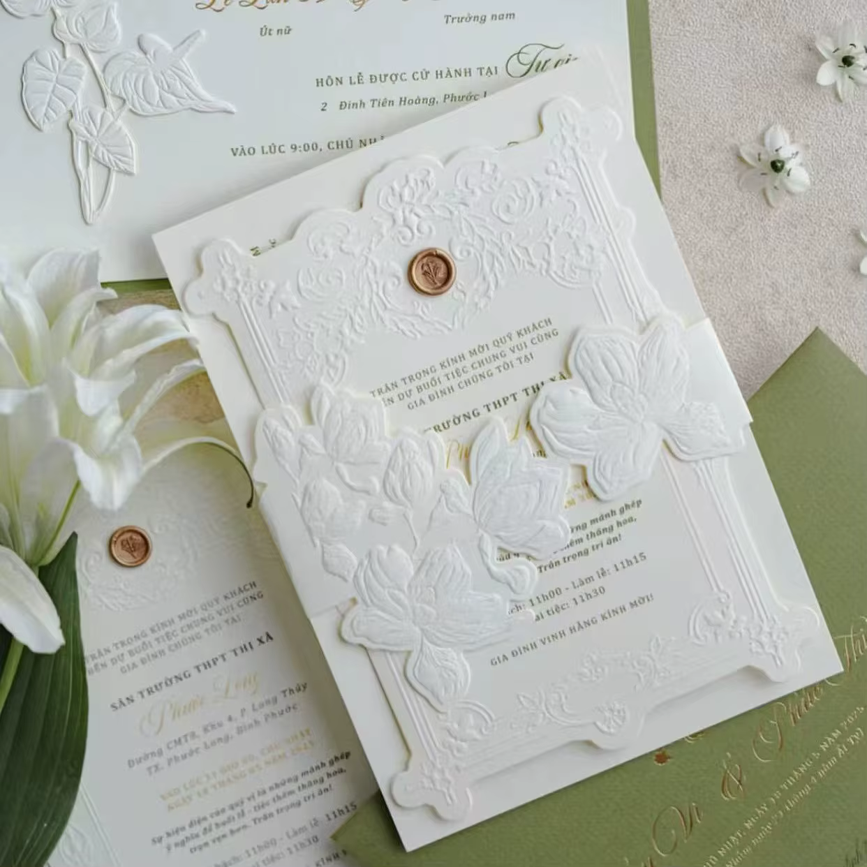 Luxury Cream Green Victorian Embossed Textured Cotton Paper Wedding Invitation Card Wax Seal Gold Foil Lily Custom Printing