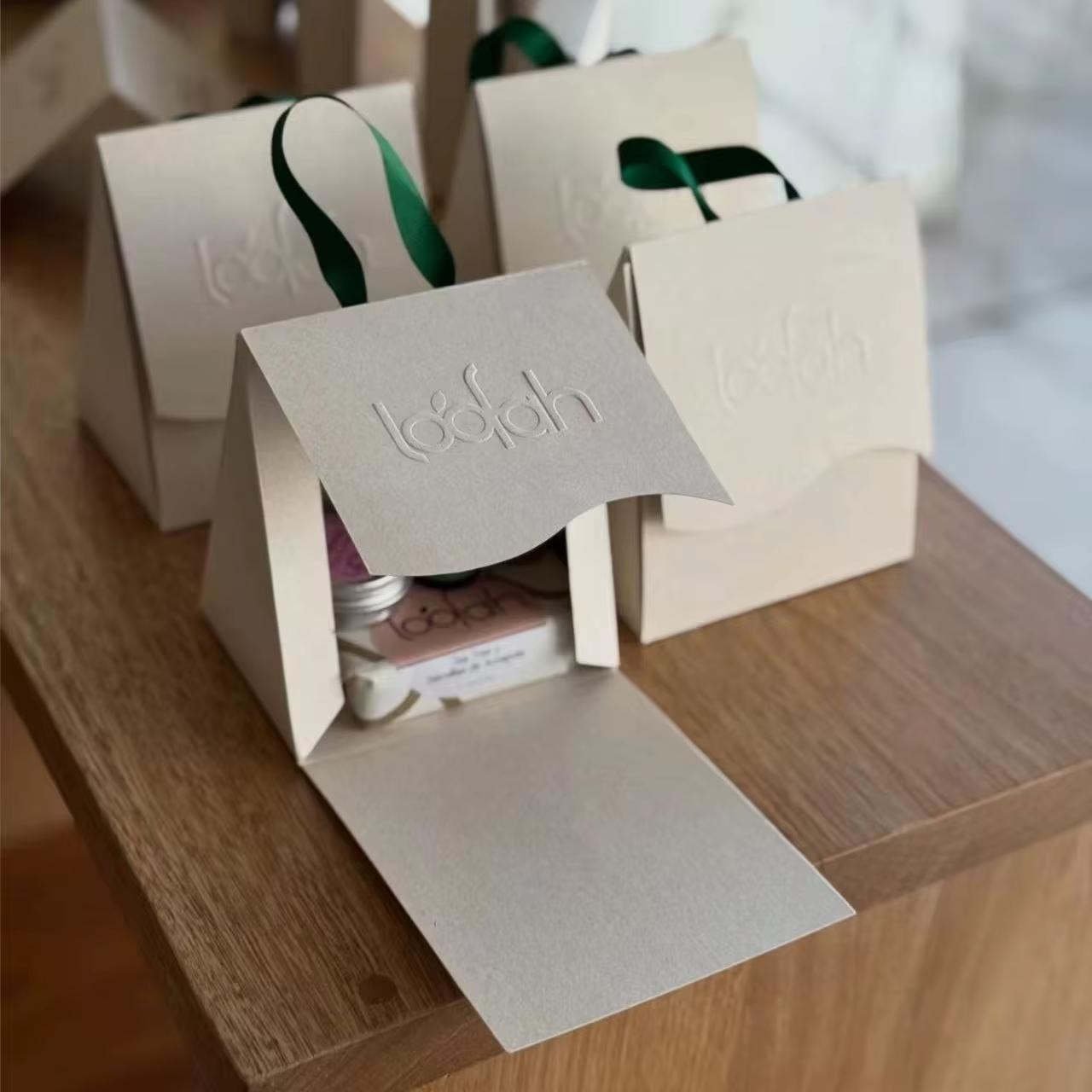 High-End Custom White Paper Gift Bags with Embossing, Personalized for Souvenirs, Jewelry & Cosmetics