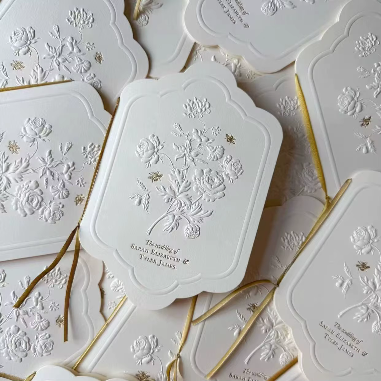 Luxury Cream Gold Bee Floral Textured Cotton Paper Wedding Invitation Program Card Satin Ribbon Foil Embossed Custom Printing